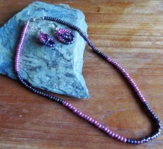 Ketting en oorbellen in paars en roze