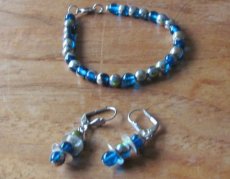 armband en oorbellen van glaskralen in blauw/zilverkleur