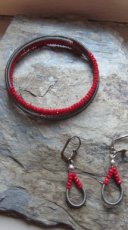 set van armband en oorbellen in rood/grijs