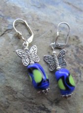 oorbellen met handgemaakte glaskralen en vlinder